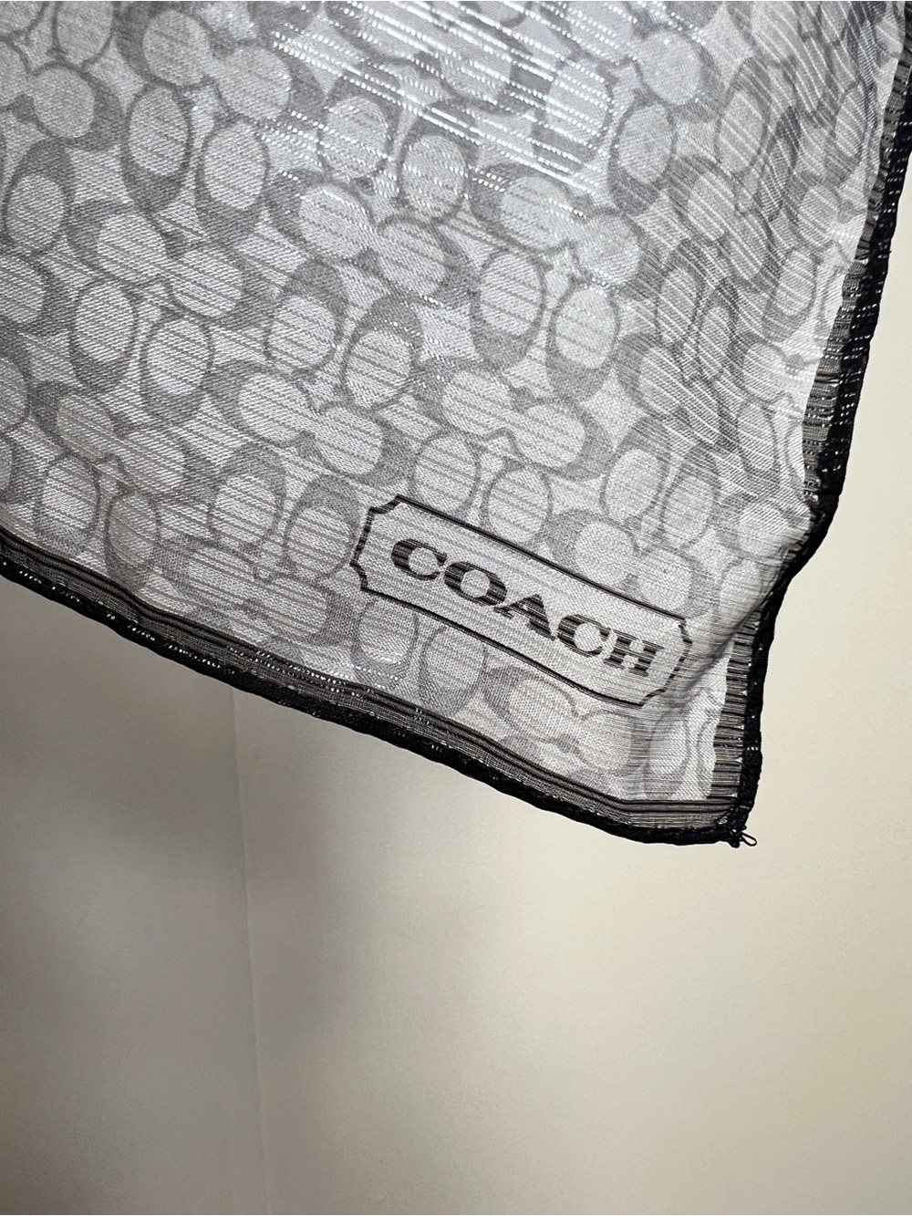 Coach scarf Signature C Monogram Sheer
Purse, neck or bag scarf gray black